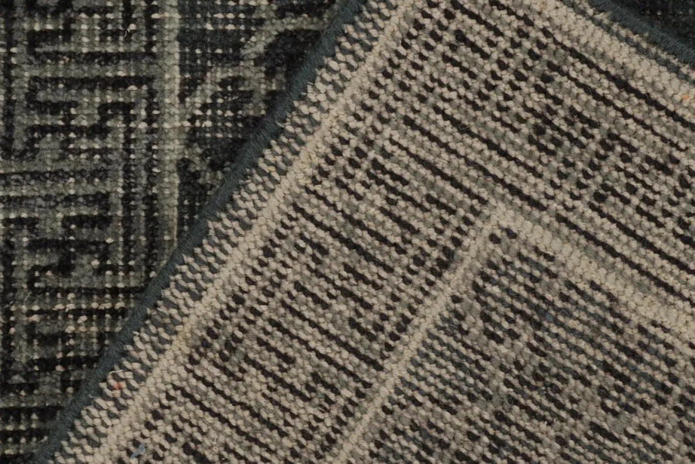 Abgenutzter Teppich im Khotan Stil mit Gittermuster in Blau & Grau von Rug&Kilim