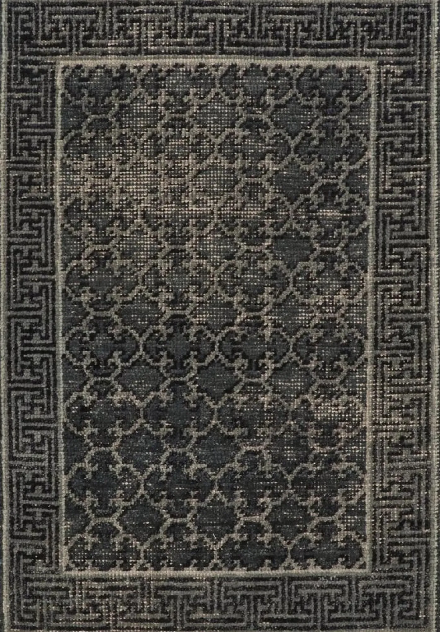 Abgenutzter Teppich im Khotan Stil mit Gittermuster in Blau & Grau von Rug&Kilim