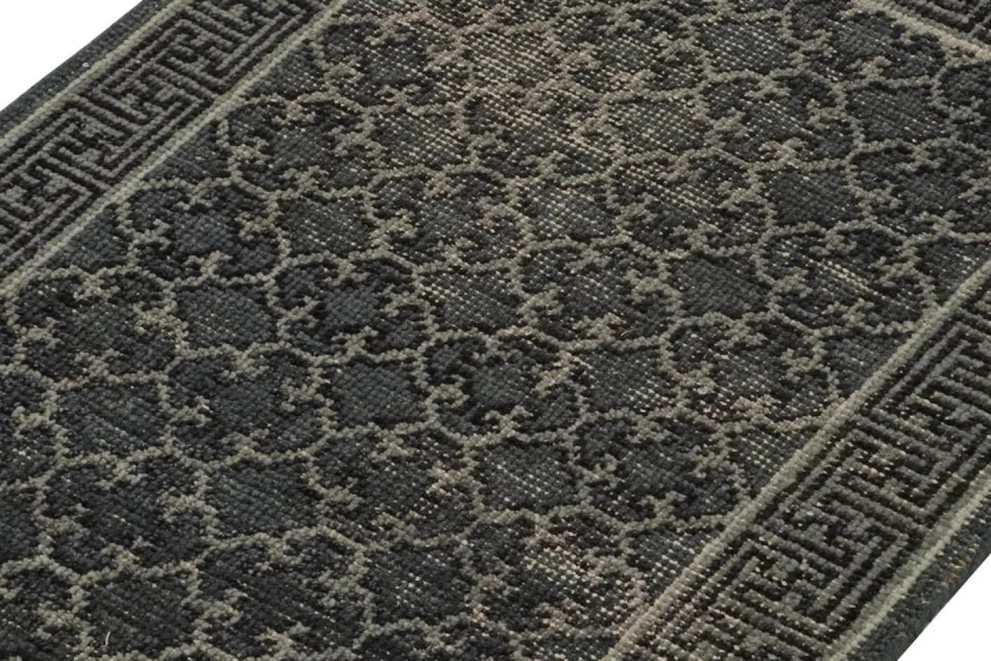 Abgenutzter Teppich im Khotan Stil mit Gittermuster in Blau & Grau von Rug&Kilim