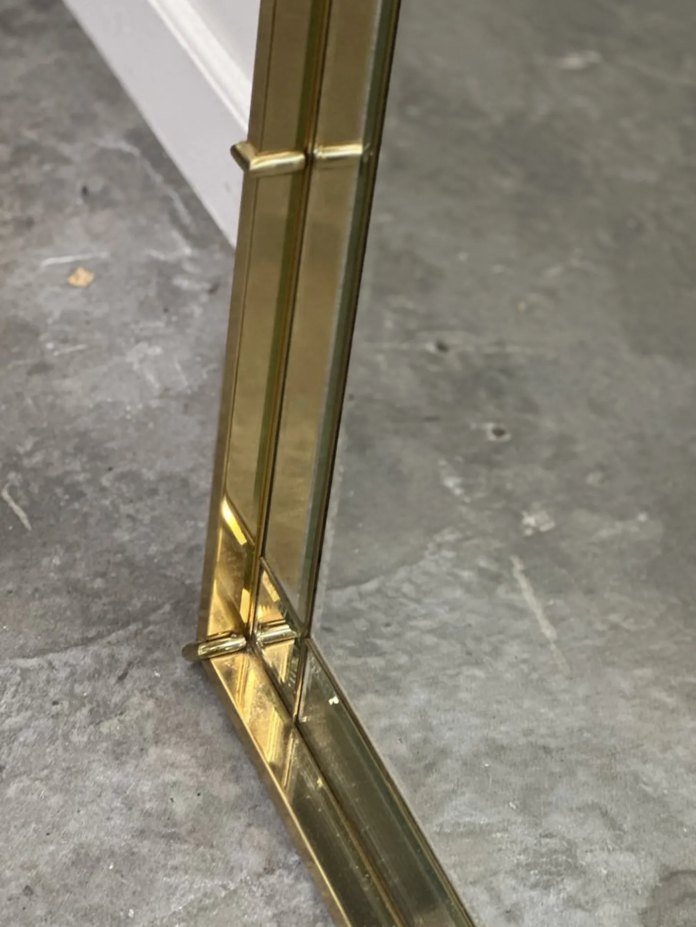 Abgeschrägter Vintage Messing Wandspiegel aus gewölbtem Glas, 1970er