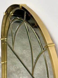 Abgeschrägter Vintage Messing Wandspiegel aus gewölbtem Glas, 1970er