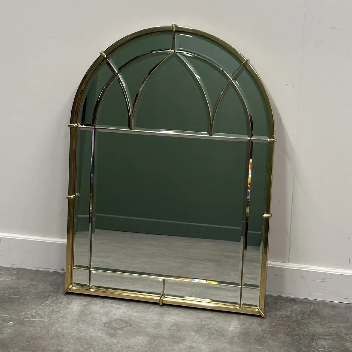 Abgeschrägter Vintage Messing Wandspiegel aus gewölbtem Glas, 1970er