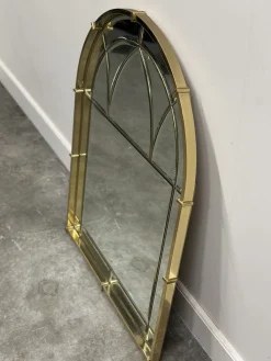 Abgeschrägter Vintage Messing Wandspiegel aus gewölbtem Glas, 1970er