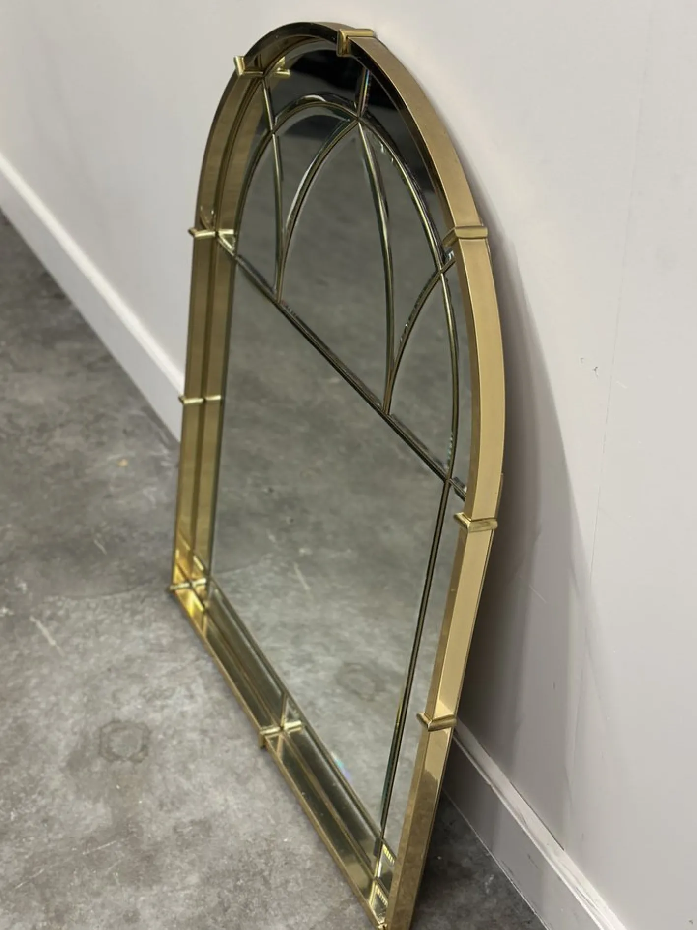 Abgeschrägter Vintage Messing Wandspiegel aus gewölbtem Glas, 1970er