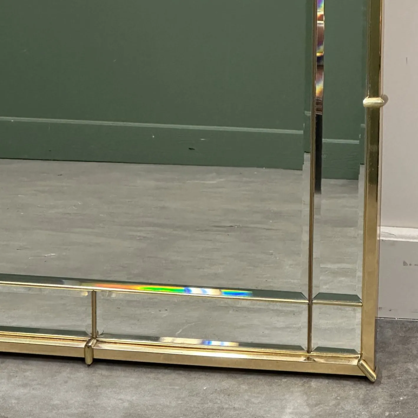 Abgeschrägter Vintage Messing Wandspiegel aus gewölbtem Glas, 1970er