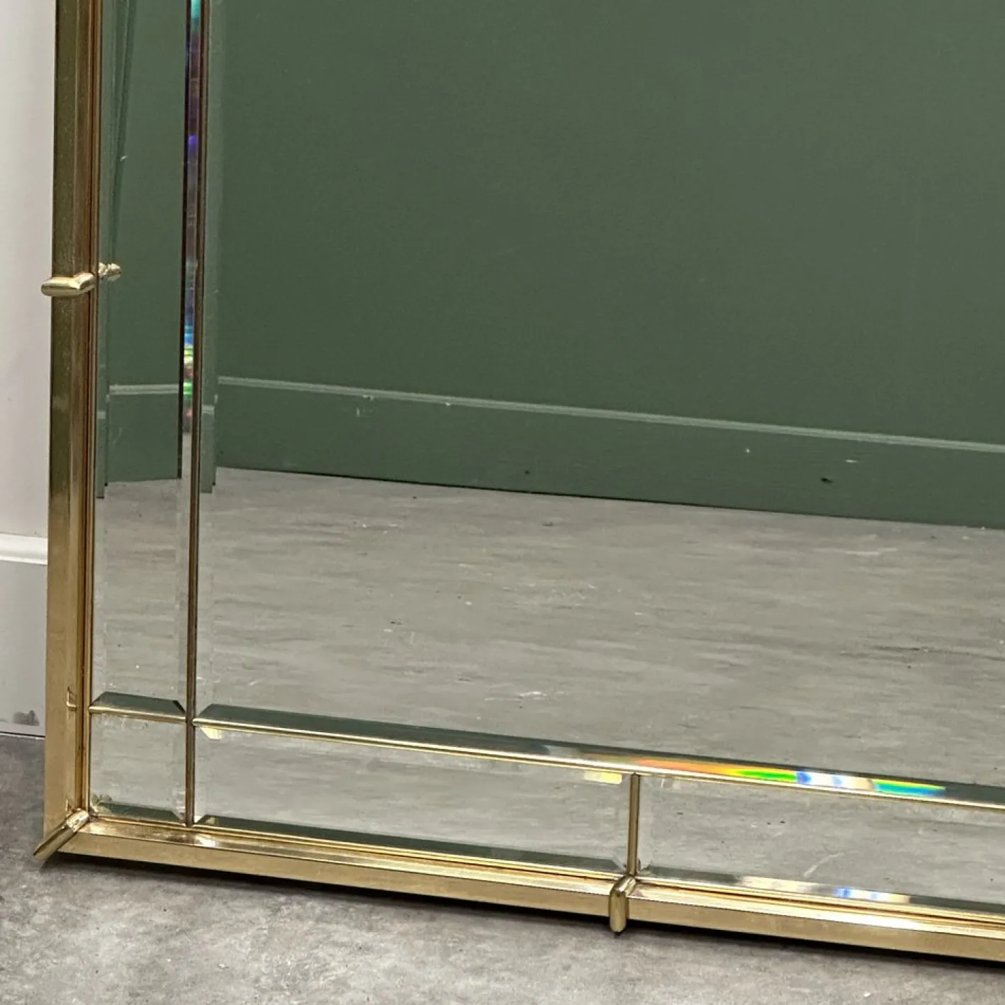 Abgeschrägter Vintage Messing Wandspiegel aus gewölbtem Glas, 1970er