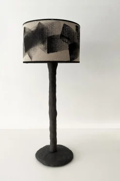 Abstrakte Tischlampe aus Holz von Atelier Monochrome