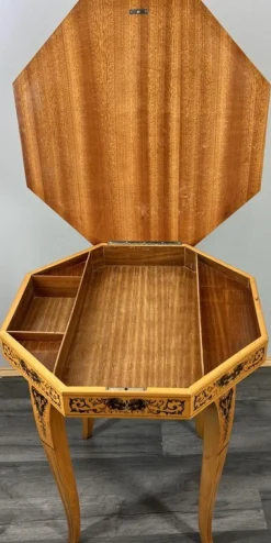 Achteckiger französischer Vintage Schmucktisch mit Spieluhr