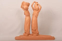 Amedeo Gennarelli, Art Deco Skulptur zweier junger Frauen mit Amphore, 20. Jh., Terrakotta