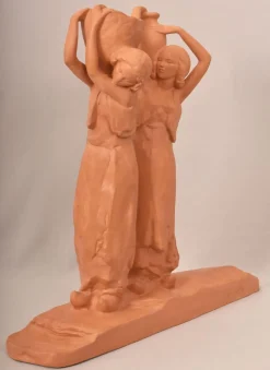 Amedeo Gennarelli, Art Deco Skulptur zweier junger Frauen mit Amphore, 20. Jh., Terrakotta