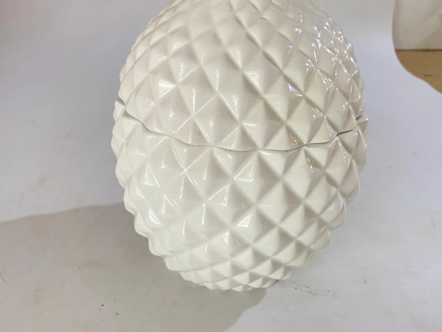 Ananas Eiskübel aus glasierter Keramik mit Deckel, 20. Jh.