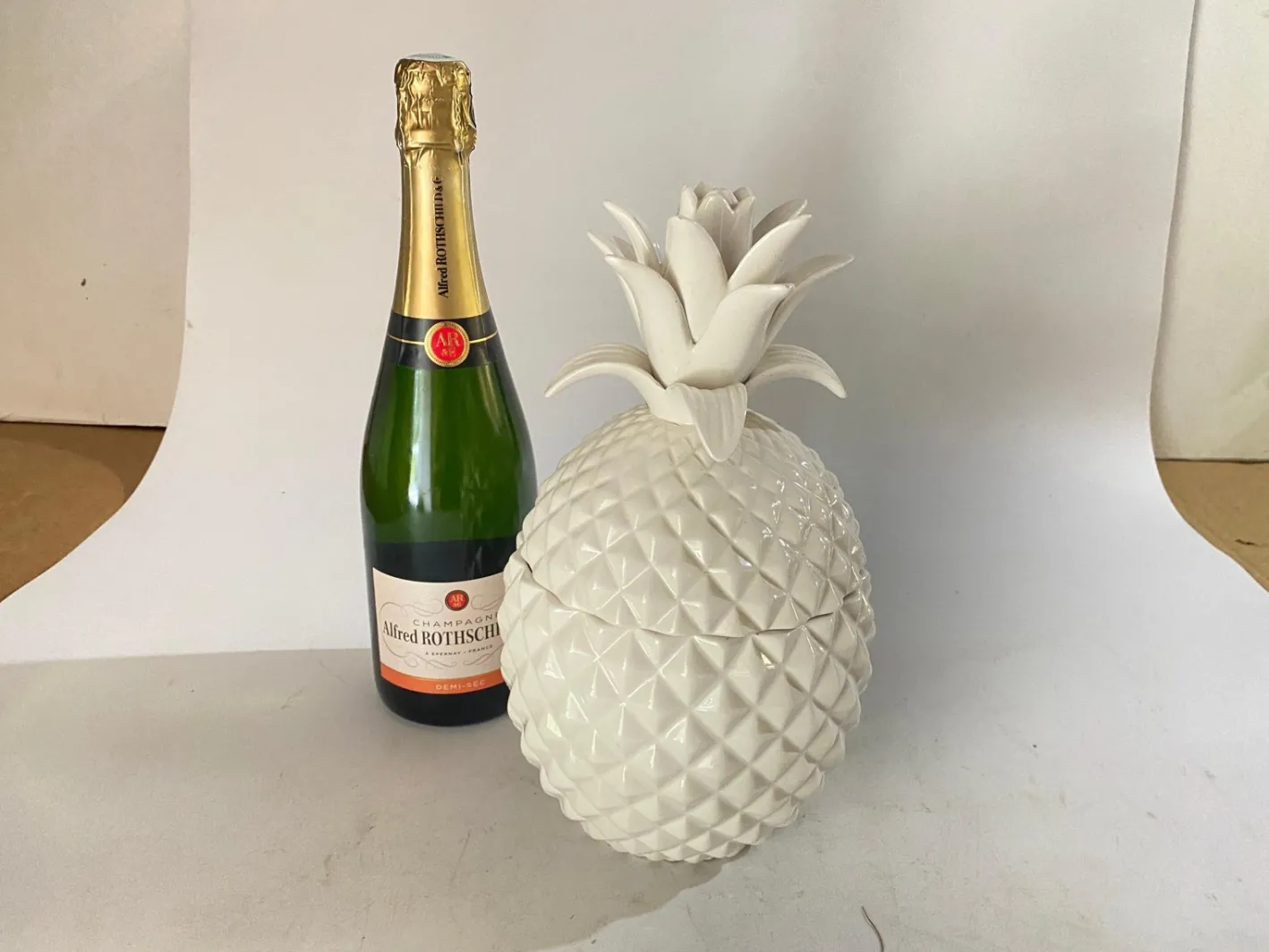 Ananas Eiskübel aus glasierter Keramik mit Deckel, 20. Jh.