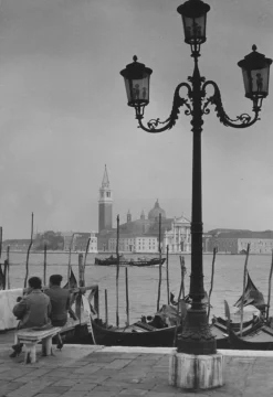 Andres, Venedig: Gondeln mit Menschen, Italien, 1955, Silbergelatineabzug