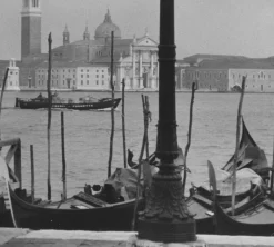 Andres, Venedig: Gondeln mit Menschen, Italien, 1955, Silbergelatineabzug
