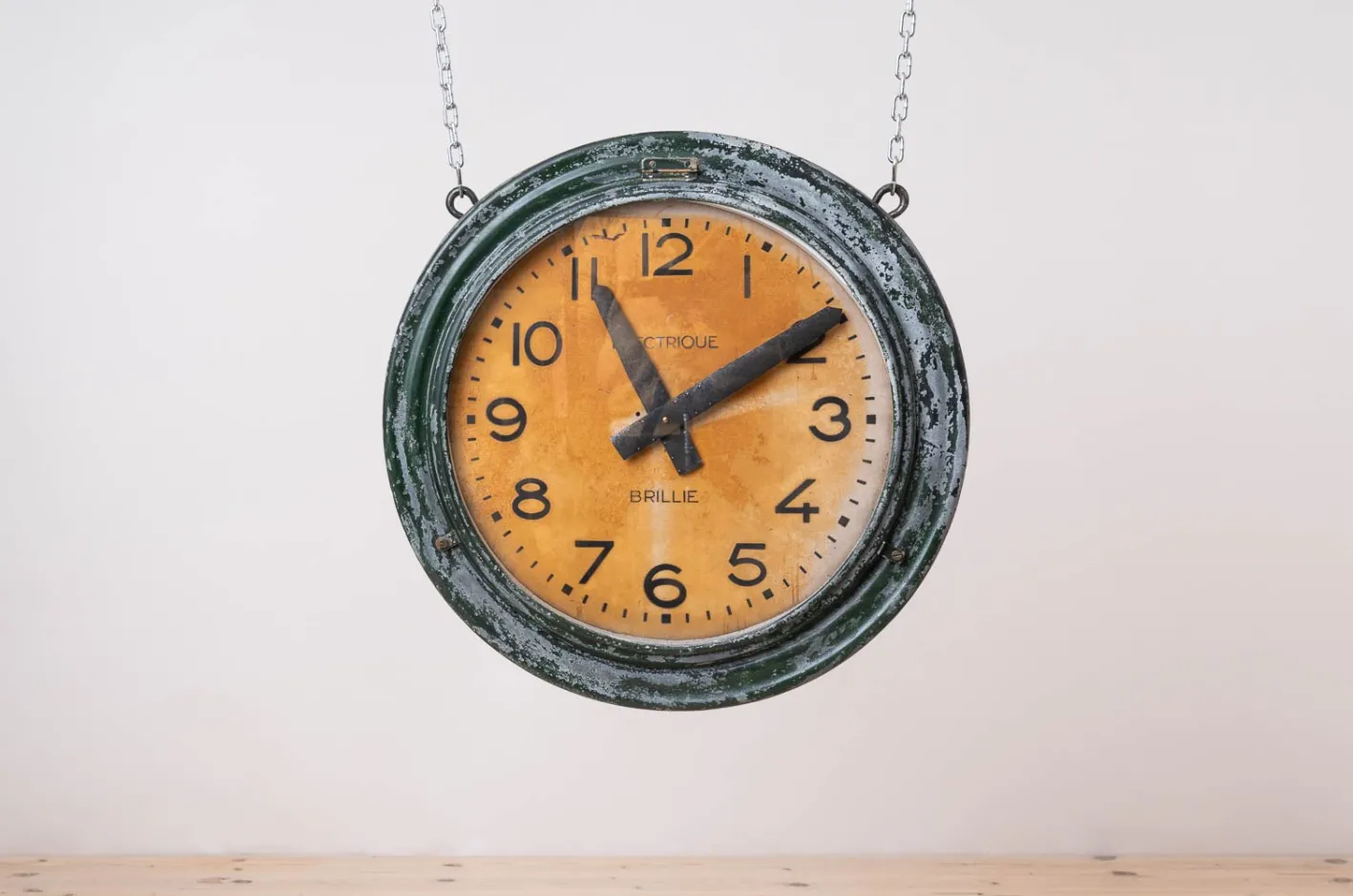 Antike Bahnhofs-Wanduhr von Brillie, 1920er