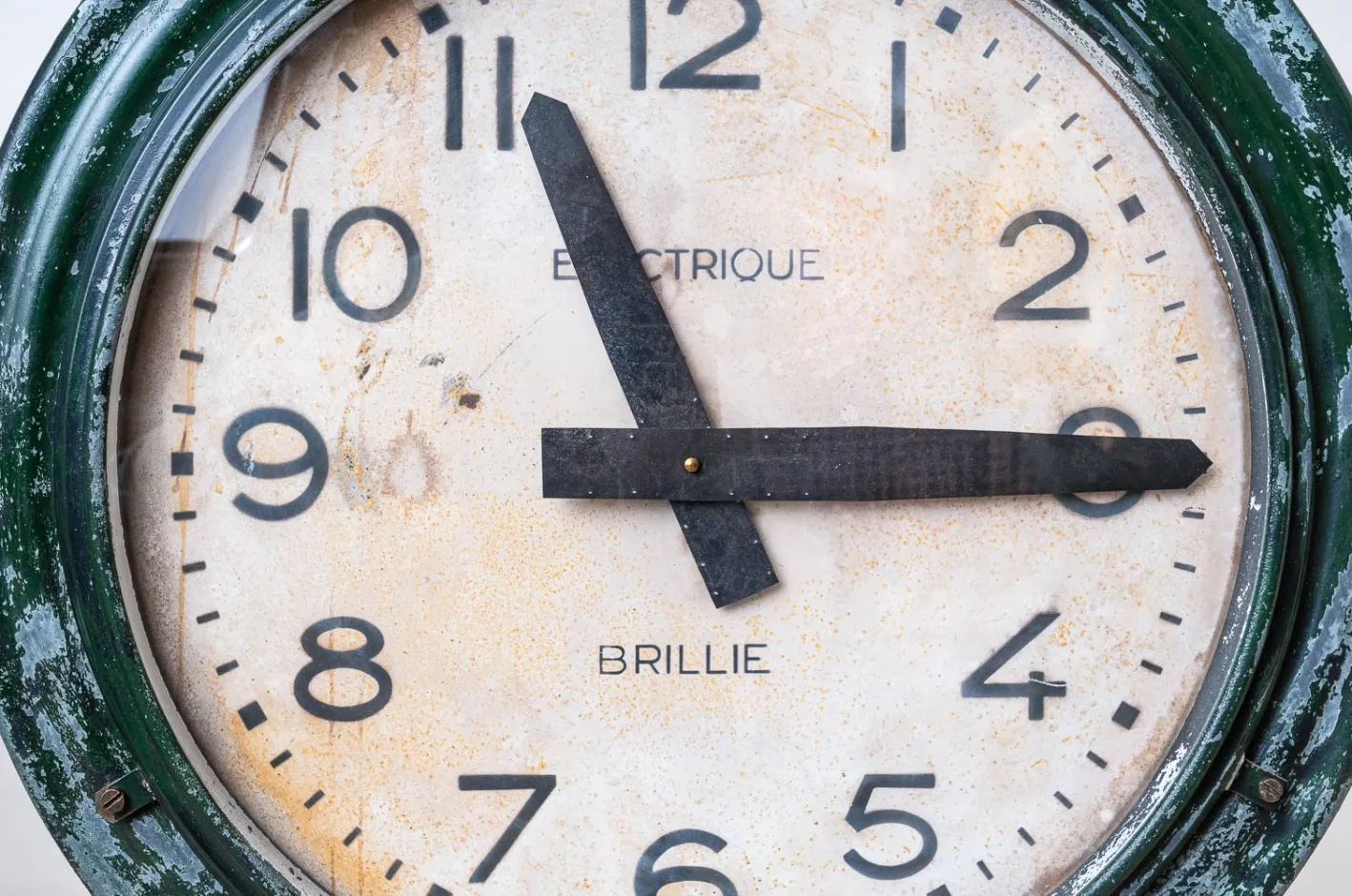Antike Bahnhofs-Wanduhr von Brillie, 1920er