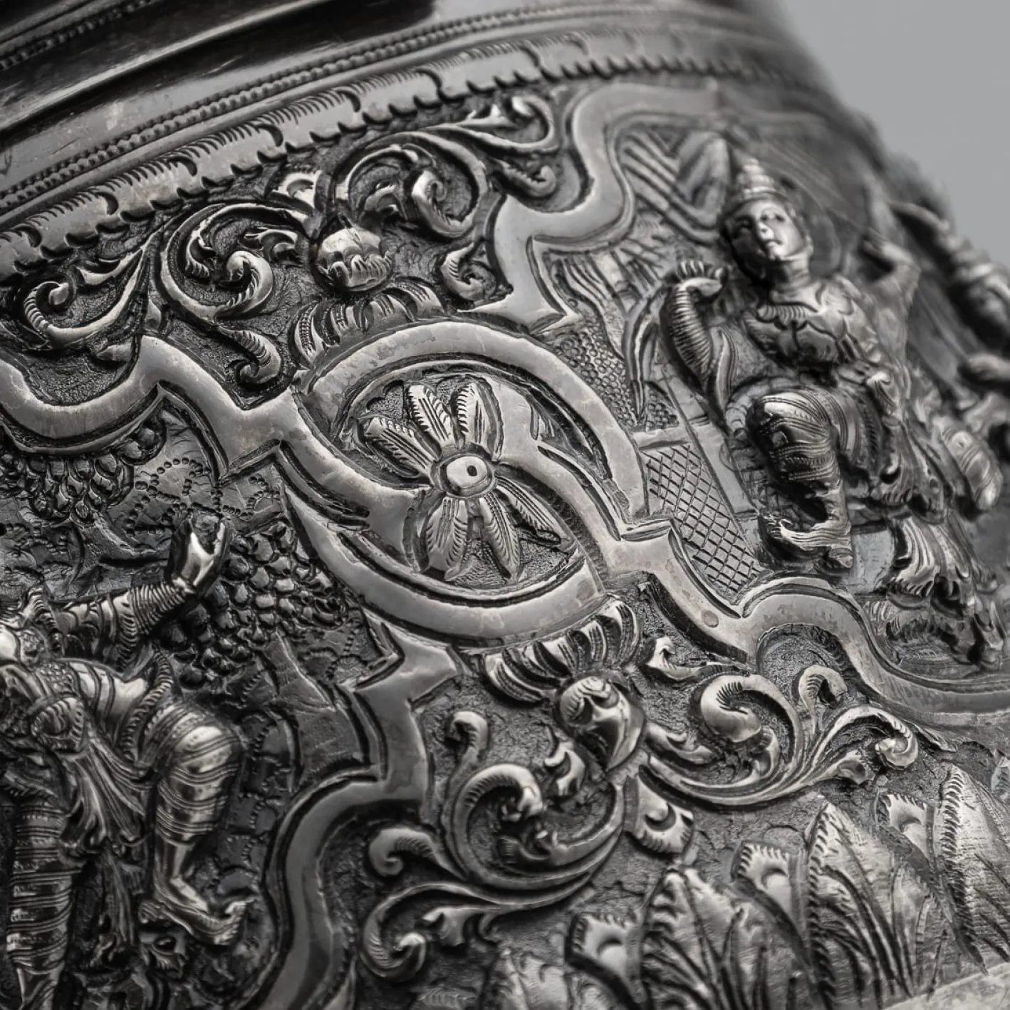 Antike burmesische Betel Box aus Silber auf Ständer, Rangeun, 1890