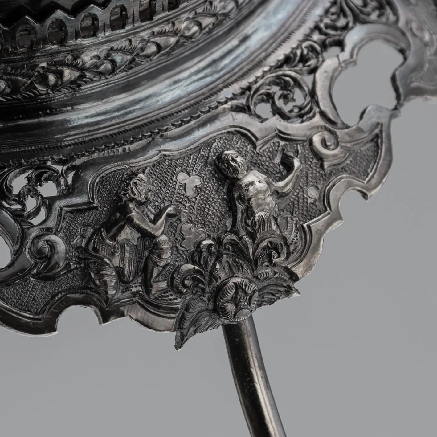 Antike burmesische Betel Box aus Silber auf Ständer, Rangeun, 1890