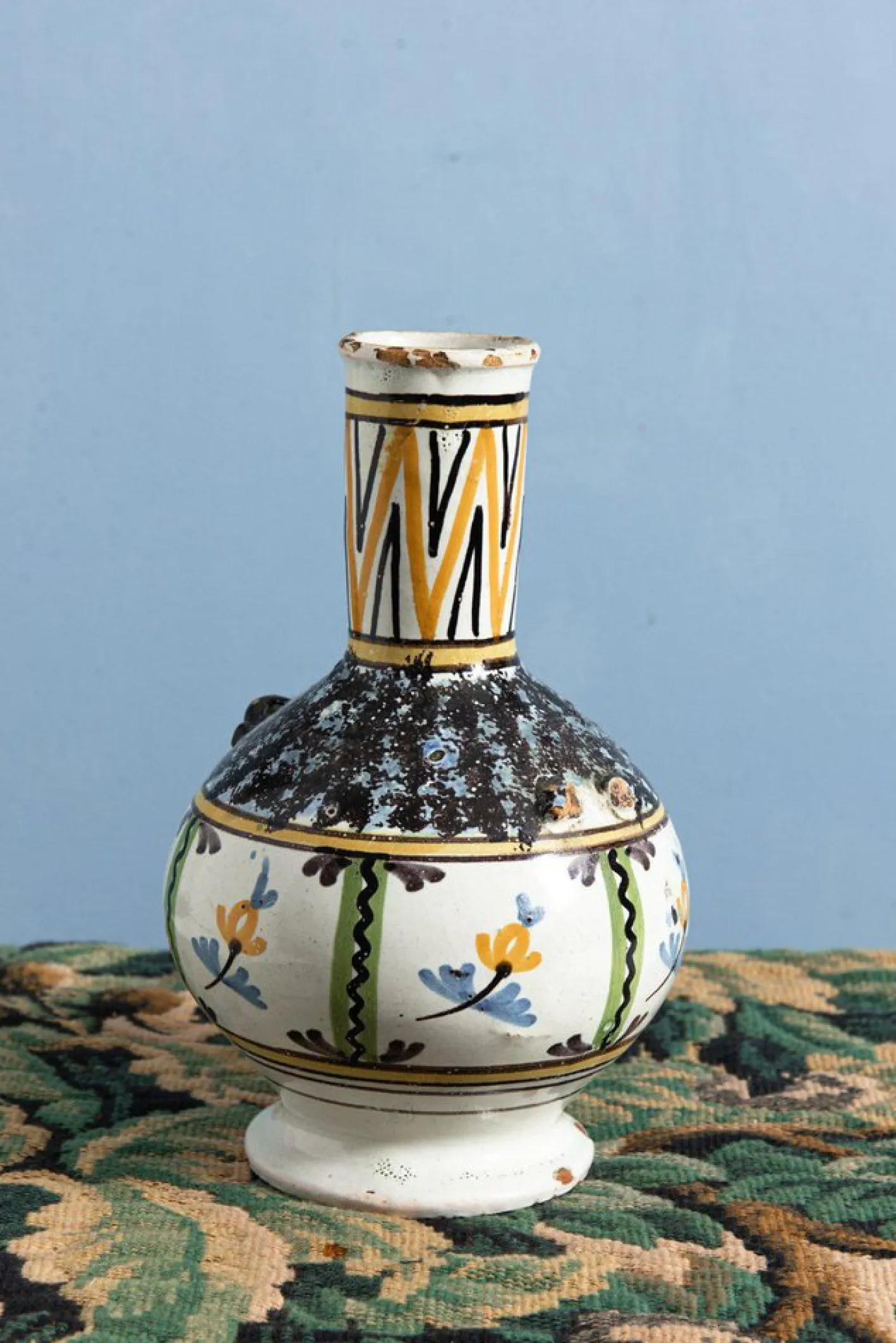 Antike Flasche mit Blumenmuster in Gelb & Schwarz, 1700er