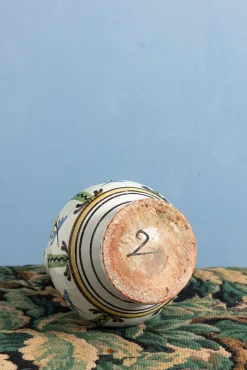 Antike Flasche mit Blumenmuster in Gelb & Schwarz, 1700er