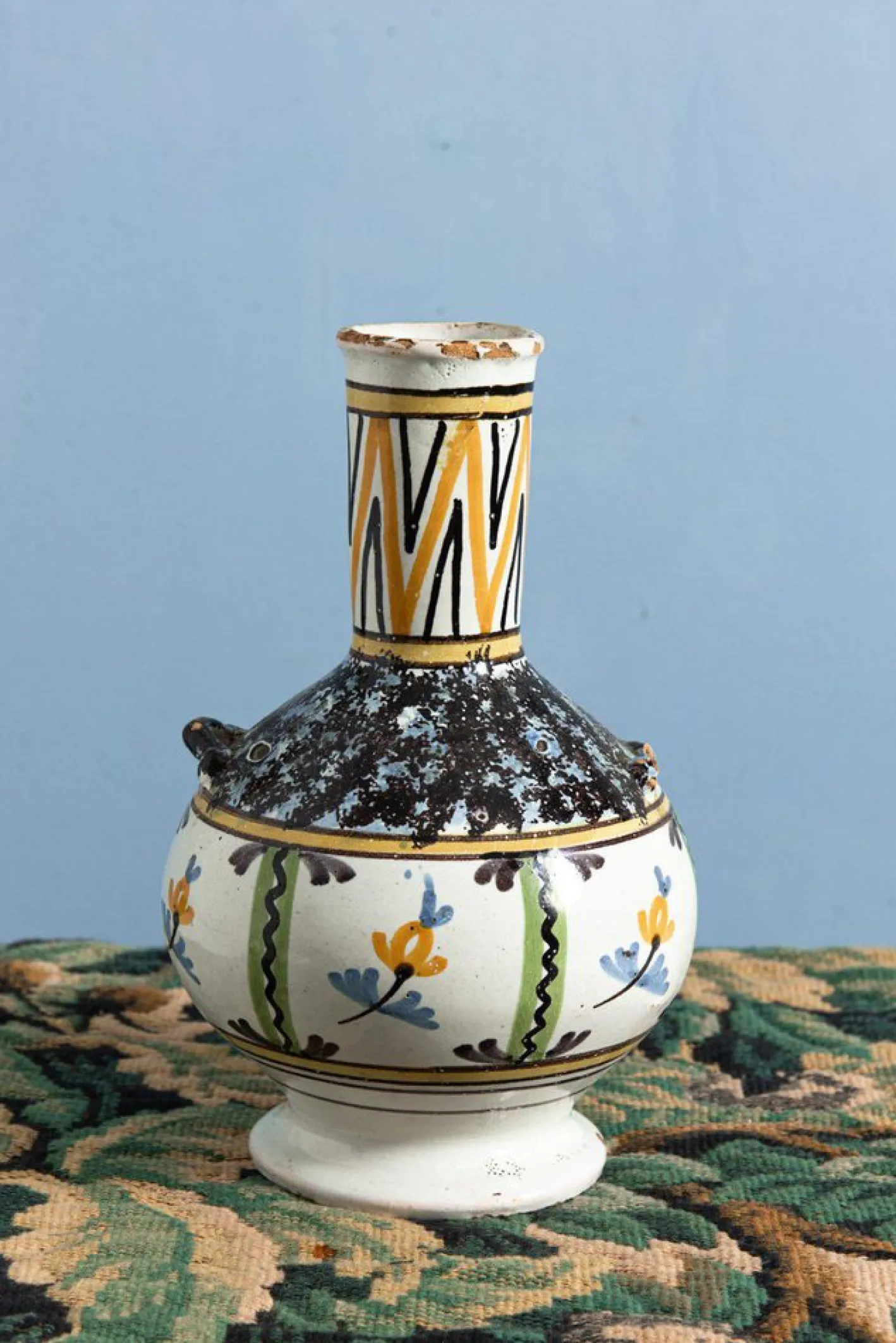Antike Flasche mit Blumenmuster in Gelb & Schwarz, 1700er