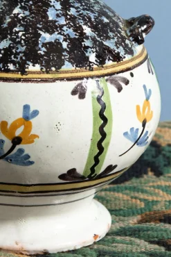 Antike Flasche mit Blumenmuster in Gelb & Schwarz, 1700er