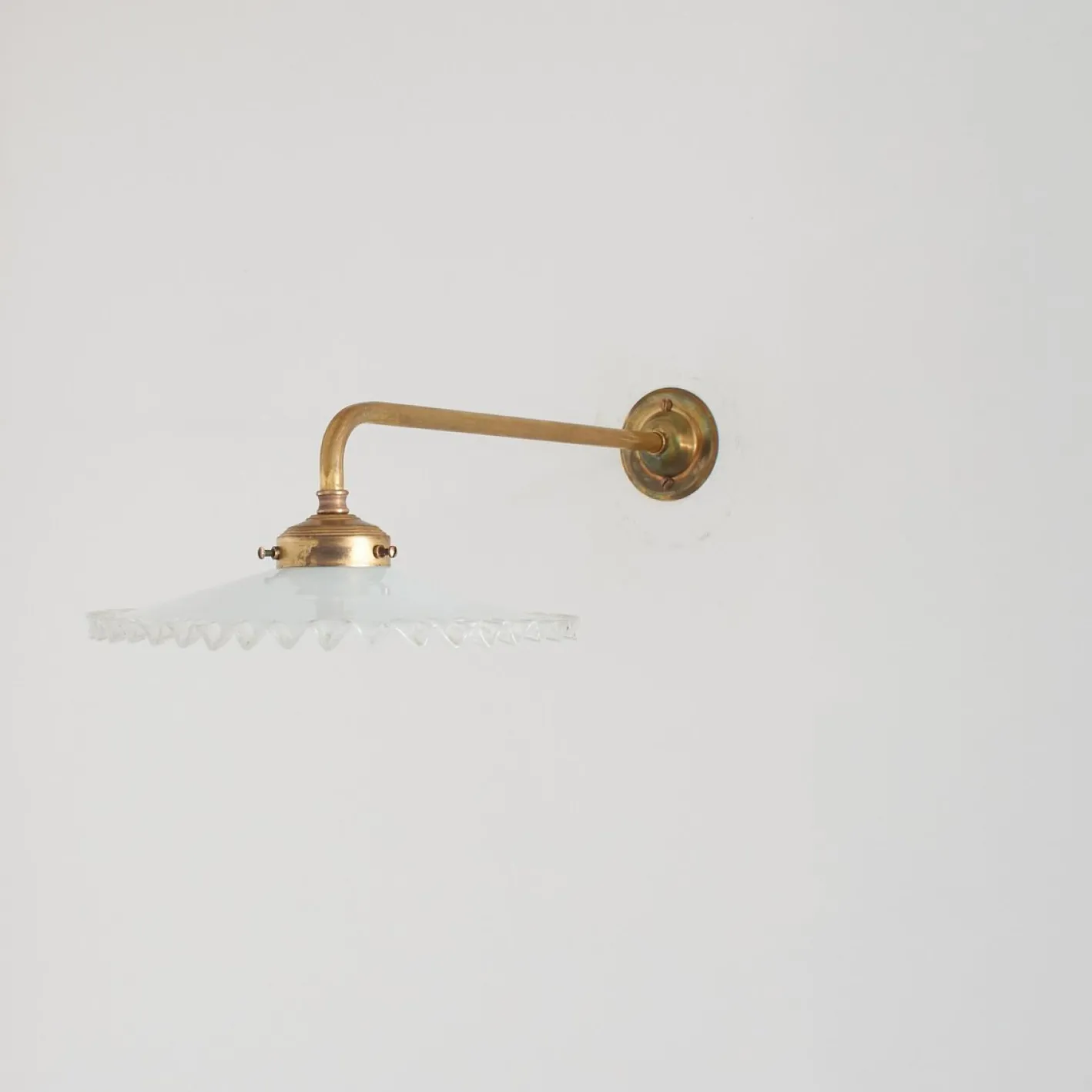 Antike französische Coolie Wandlampe aus Milchglas mit Kragenschirm, 1920er