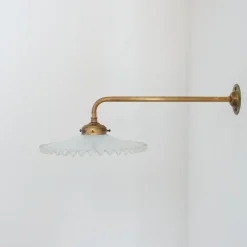 Antike französische Coolie Wandlampe aus Milchglas mit Kragenschirm, 1920er