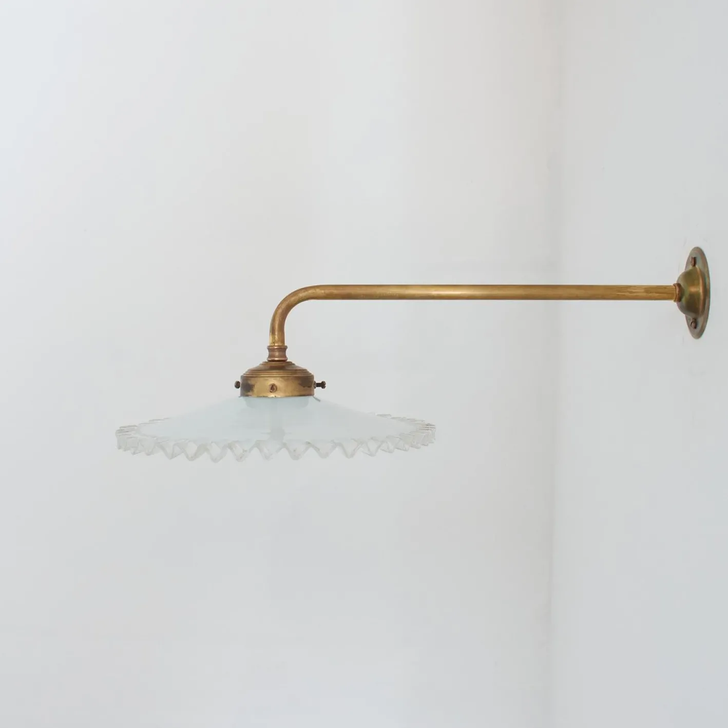 Antike französische Coolie Wandlampe aus Milchglas mit Kragenschirm, 1920er