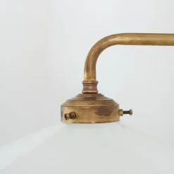 Antike französische Coolie Wandlampe aus Milchglas mit Kragenschirm, 1920er