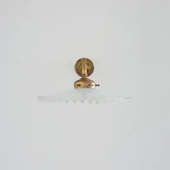 Antike französische Coolie Wandlampe aus Milchglas mit Kragenschirm, 1920er