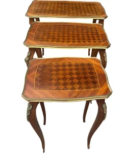 Antike französische Louis XV Satztische mit Parkettplatten, 1920er, 3er Set