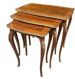 Antike französische Louis XV Satztische mit Parkettplatten, 1920er, 3er Set