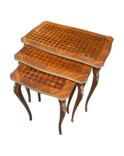 Antike französische Louis XV Satztische mit Parkettplatten, 1920er, 3er Set