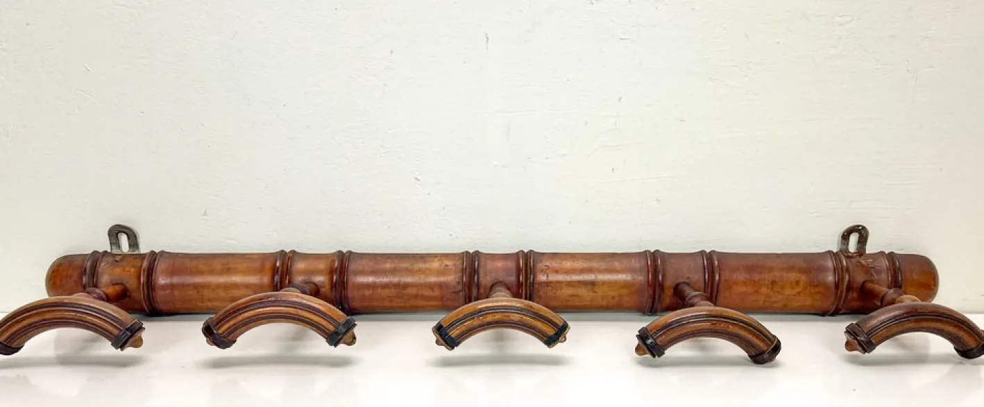 Antike französische Wandgarderobe aus Bambusimitat, 1920er