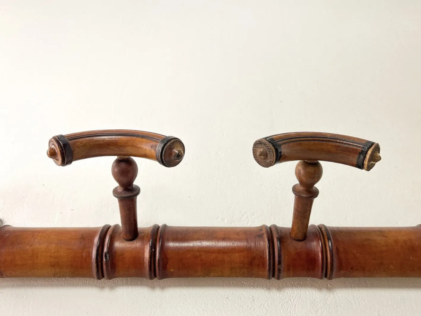 Antike französische Wandgarderobe aus Bambusimitat, 1920er