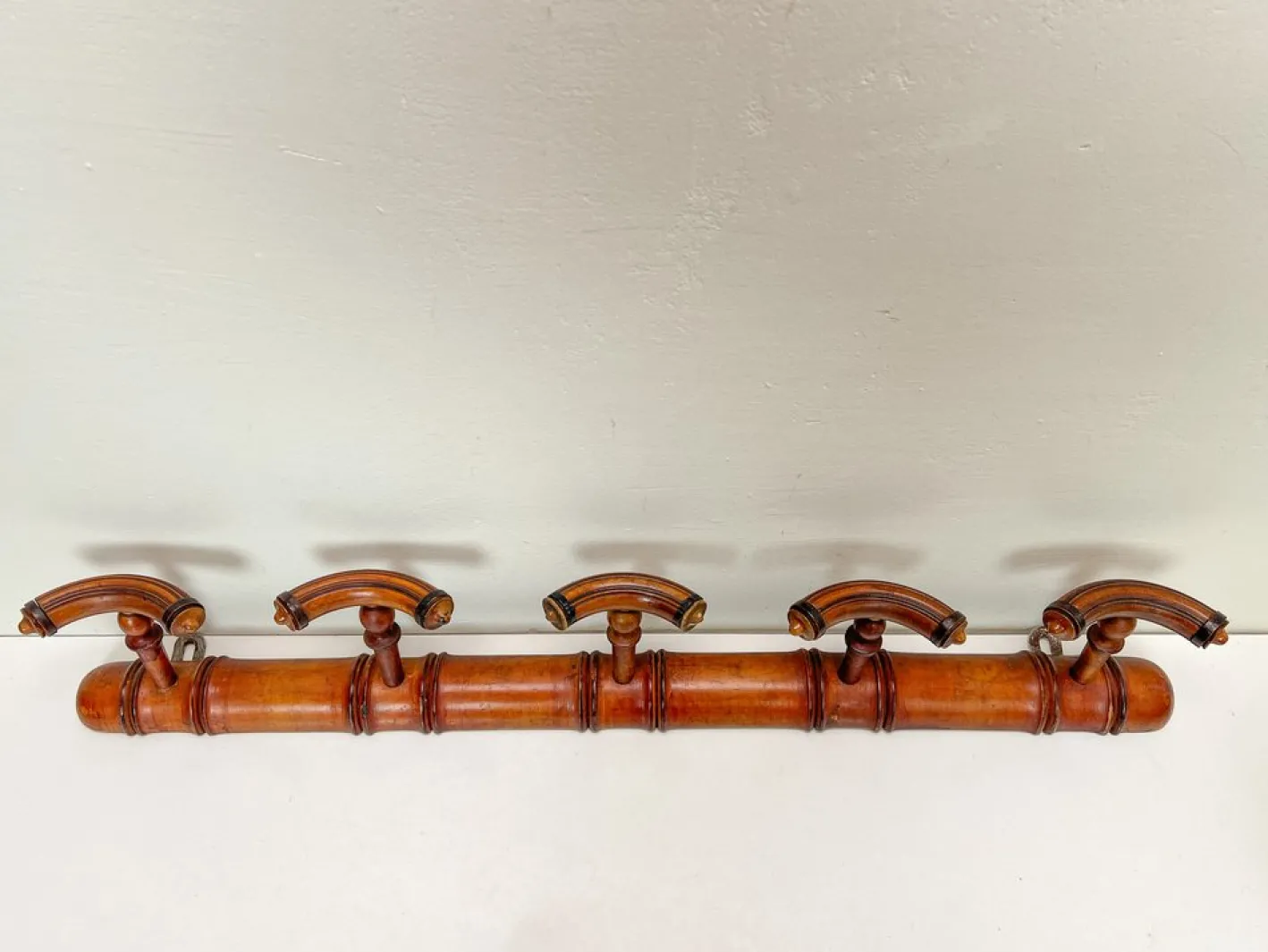 Antike französische Wandgarderobe aus Bambusimitat, 1920er