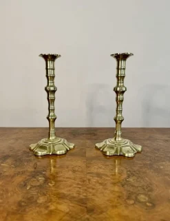 Antike George III Kerzenständer aus Messing, 1760, 2er Set