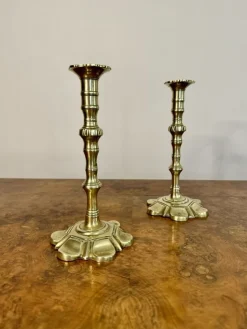 Antike George III Kerzenständer aus Messing, 1760, 2er Set