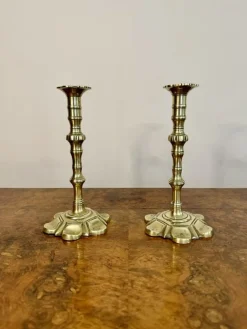 Antike George III Kerzenständer aus Messing, 1760, 2er Set