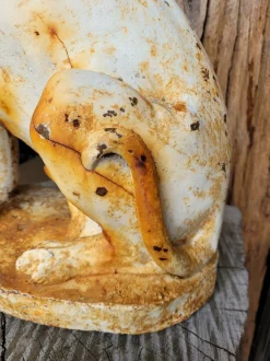 Antike gusseiserne Statue Hund