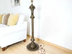 Antike islamische Syrien Stehlampe aus Messing mit handbemaltem Kamelleder Lampenschirm, 1930er
