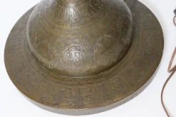 Antike islamische Syrien Stehlampe aus Messing mit handbemaltem Kamelleder Lampenschirm, 1930er