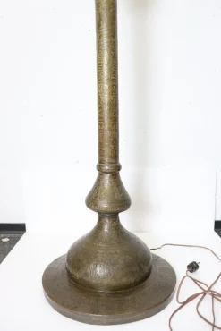 Antike islamische Syrien Stehlampe aus Messing mit handbemaltem Kamelleder Lampenschirm, 1930er