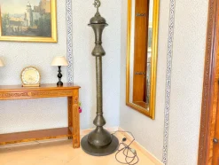 Antike islamische Syrien Stehlampe aus Messing mit handbemaltem Kamelleder Lampenschirm, 1930er