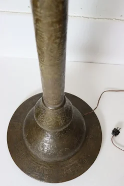 Antike islamische Syrien Stehlampe aus Messing mit handbemaltem Kamelleder Lampenschirm, 1930er