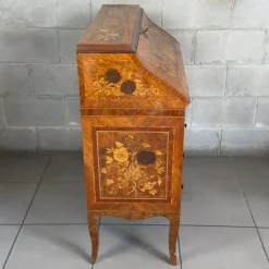 Antike italienische Kommode aus Holz mit Intarsien