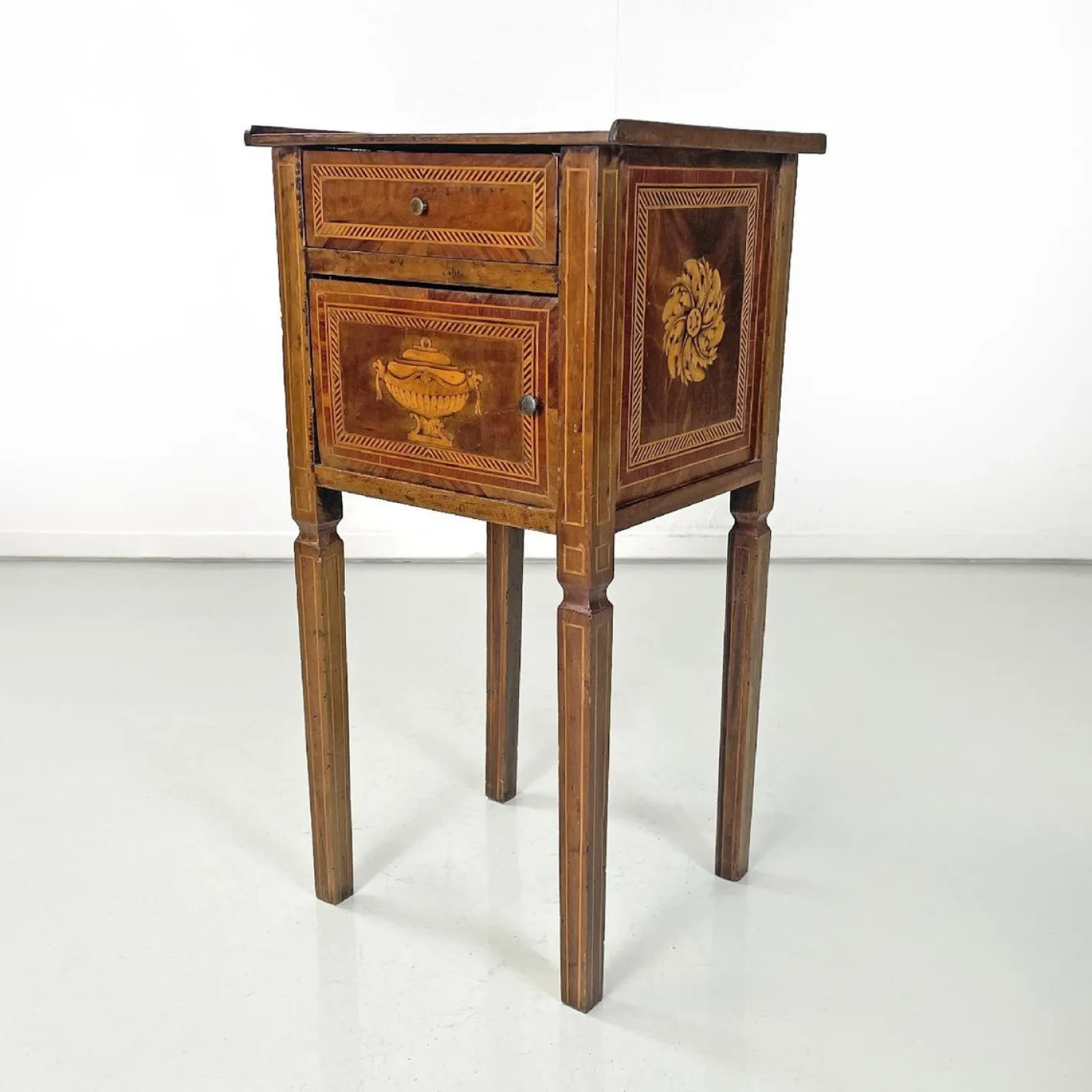 Antike italienische Nachttische aus Holz mit floralen Intarsien, 1750er, 2er Set