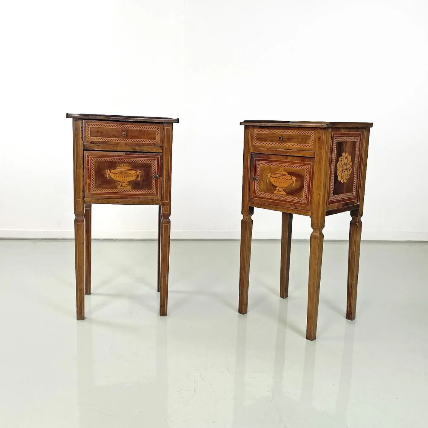 Antike italienische Nachttische aus Holz mit floralen Intarsien, 1750er, 2er Set