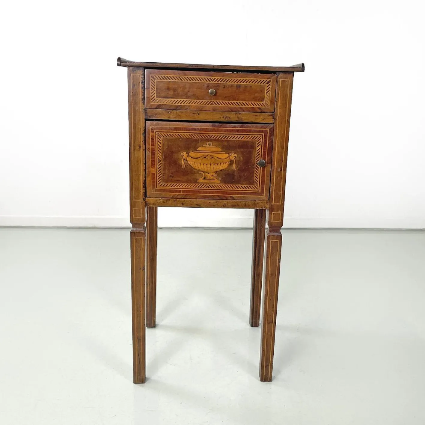Antike italienische Nachttische aus Holz mit floralen Intarsien, 1750er, 2er Set